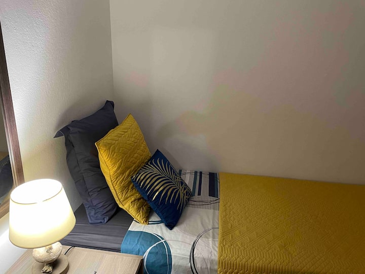 غرفة نوم 1 بإطلالة مكيفة على المدخل مع خزانة ومصباح بجانب السرير بالإضافة إلى مرآة. 90 × 200 مرتبة عالية الراحة. 