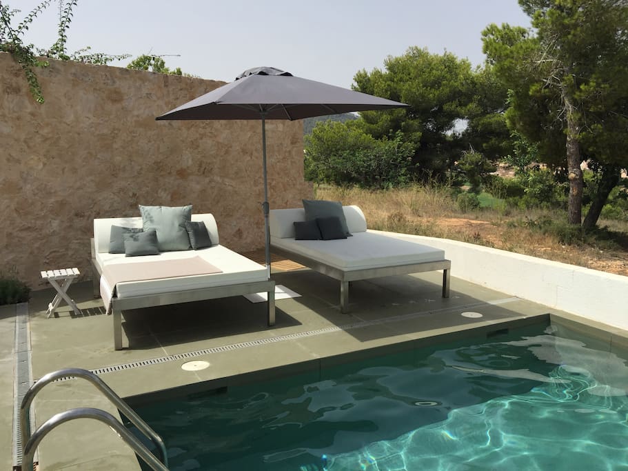 Liegen am Pool