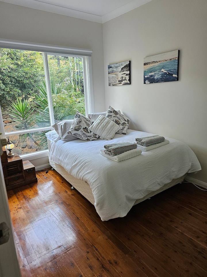 SEGUNDO dormitorio doble con armario grande y vista al jardín