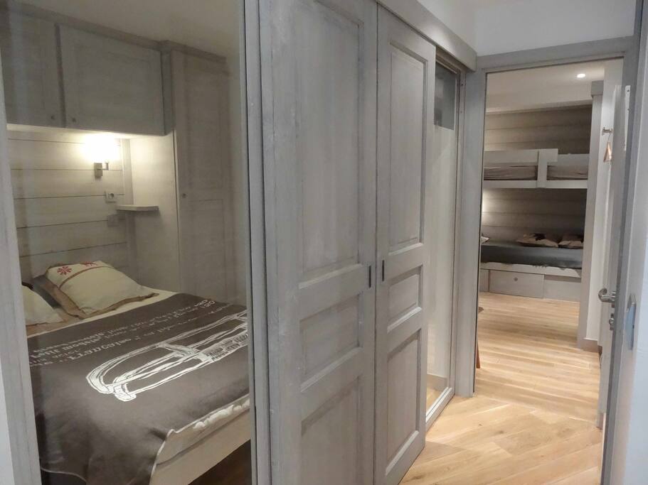 Couloir, chambre double à gauche, chambre 4 lits au fond