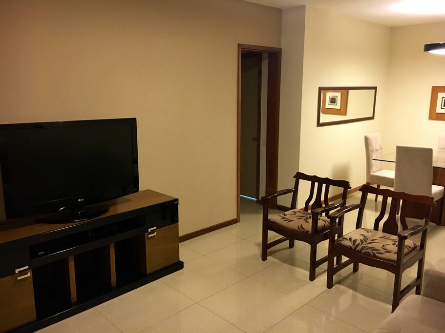 Sala de estar com TV de plasma 42'. Ar condicionado. Sofá-cama de casal.