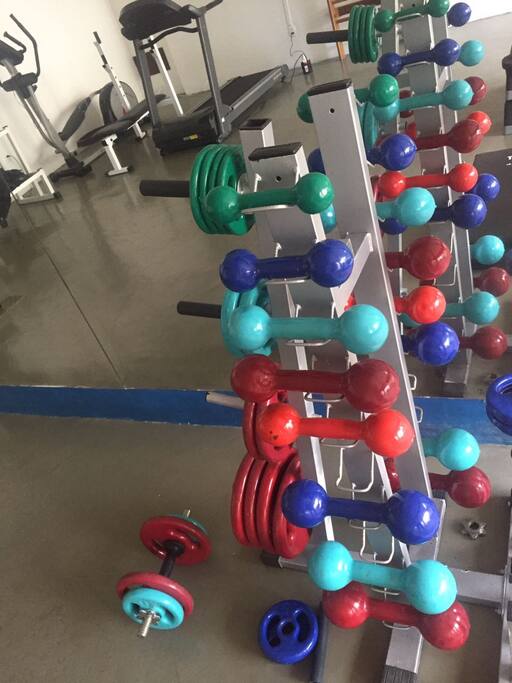 Academia em frente a piscina