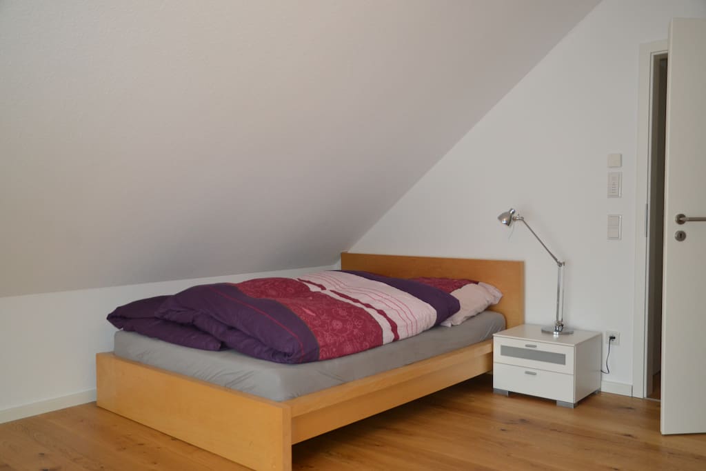 Das 1,40 m breite Bett mit durchgehender Matratze.