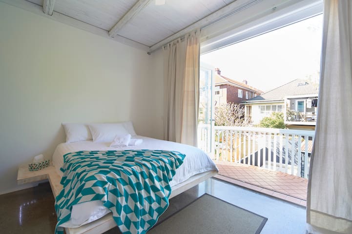 Jet Flamingo: Rockstar Villa