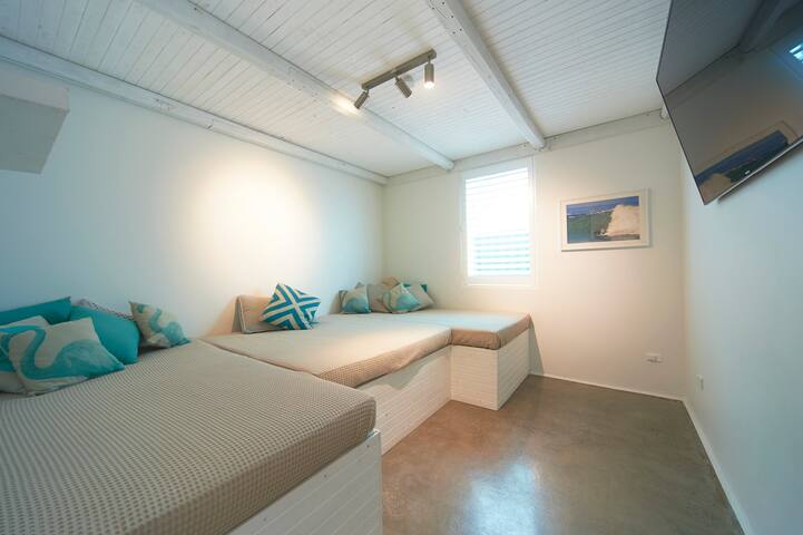 Jet Flamingo: Rockstar Villa gallery image 4