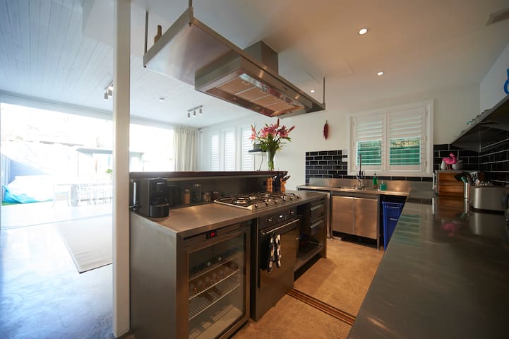 Jet Flamingo: Rockstar Villa gallery image 2