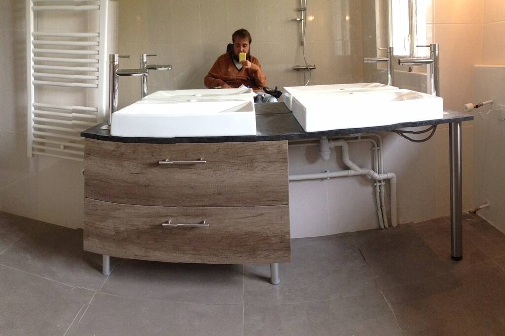 Salle de bain adapté PMR avec douche à l'italienne