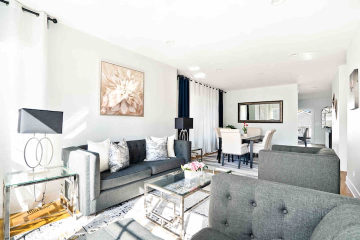 Stunning 6 BR Home * Chicago * Centrally Located