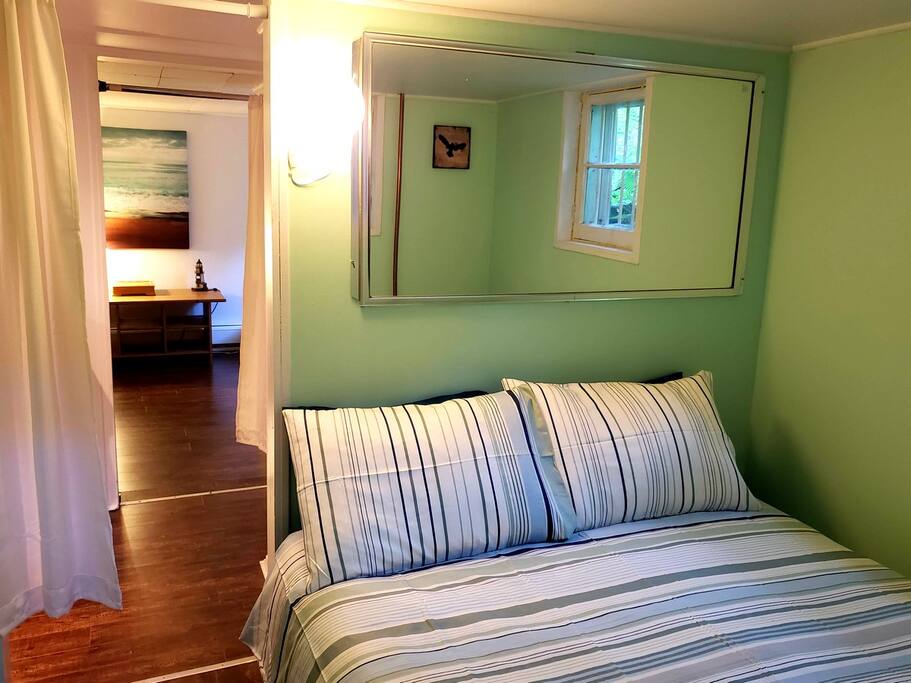 Owl Room: Wake up to beautiful morning light coming through leaves of green.