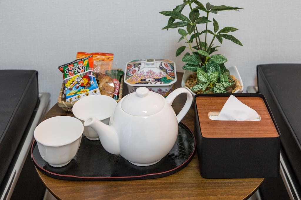 Tea sets and small snacks