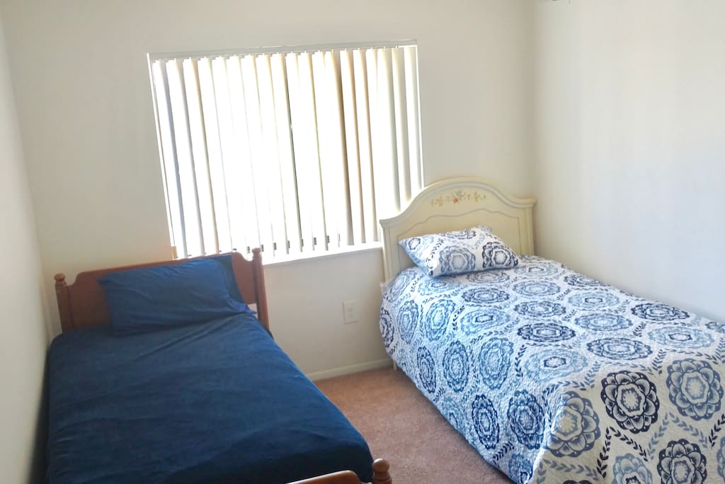 Bedroom w/ 2 twin beds