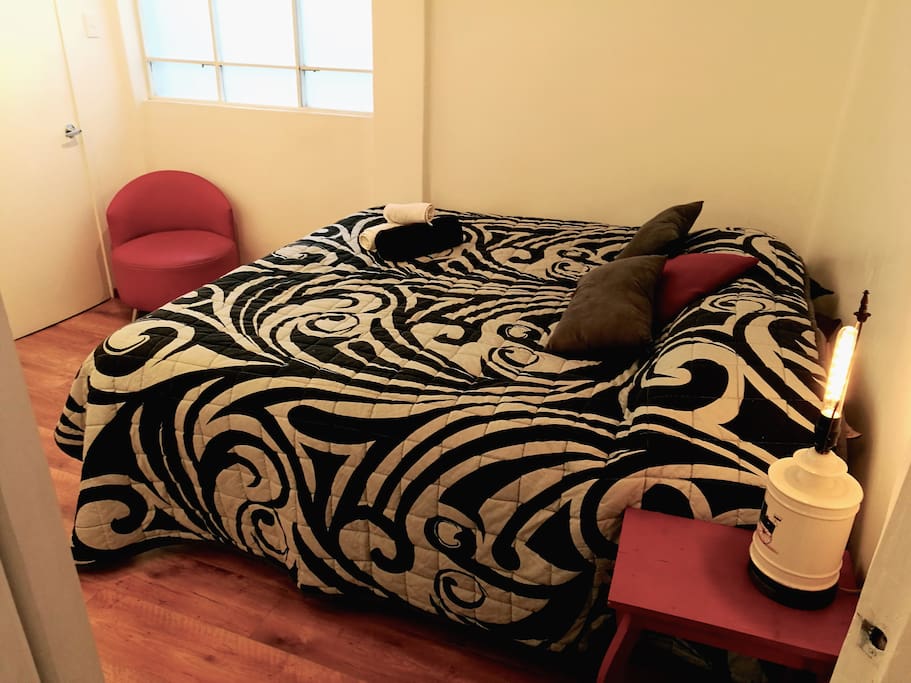 Bonita y limpia habitación privada. Cómodamente pueden dormir dos personas. La cama es King Size. Recámara ideal para descansar. Cuenta con un escritorio y un closet.