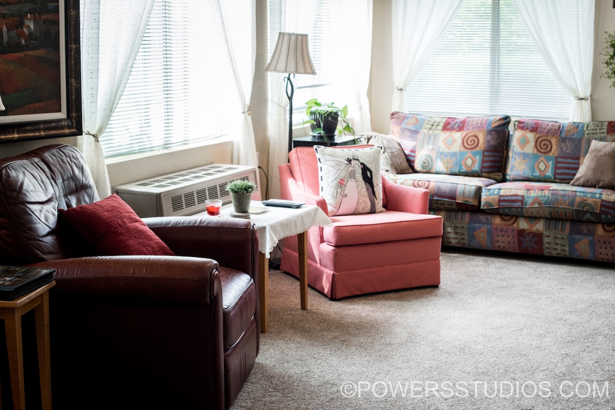 Glavni kat uključuje udoban prostor za sjedenje, TV/DVD player i stereo.