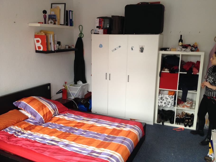 Das Bett, ein Schrank und Regale