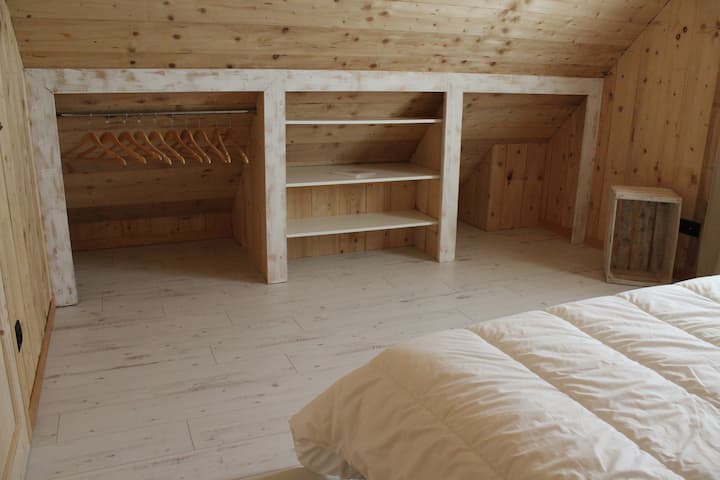 卧室双人床160 * 200楼上