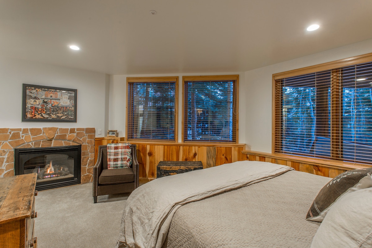 Спална соба  4 на пониско ниво со брачен кревет (широк 150-179 см) и камин