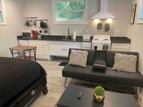 Top Airbnb: Modern Casita in Belvedere Park
