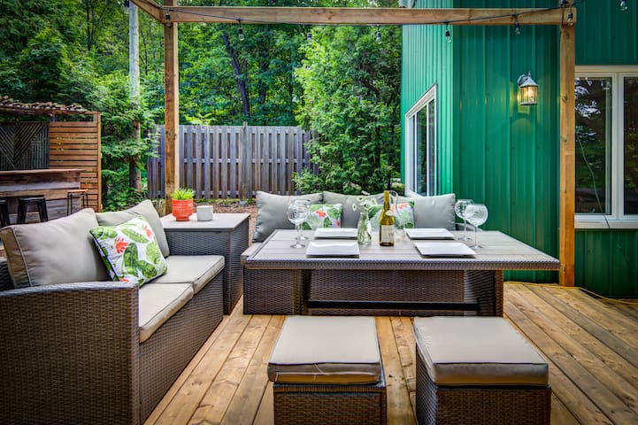 Chic Cottage & Spa nestled by the Gatineau River