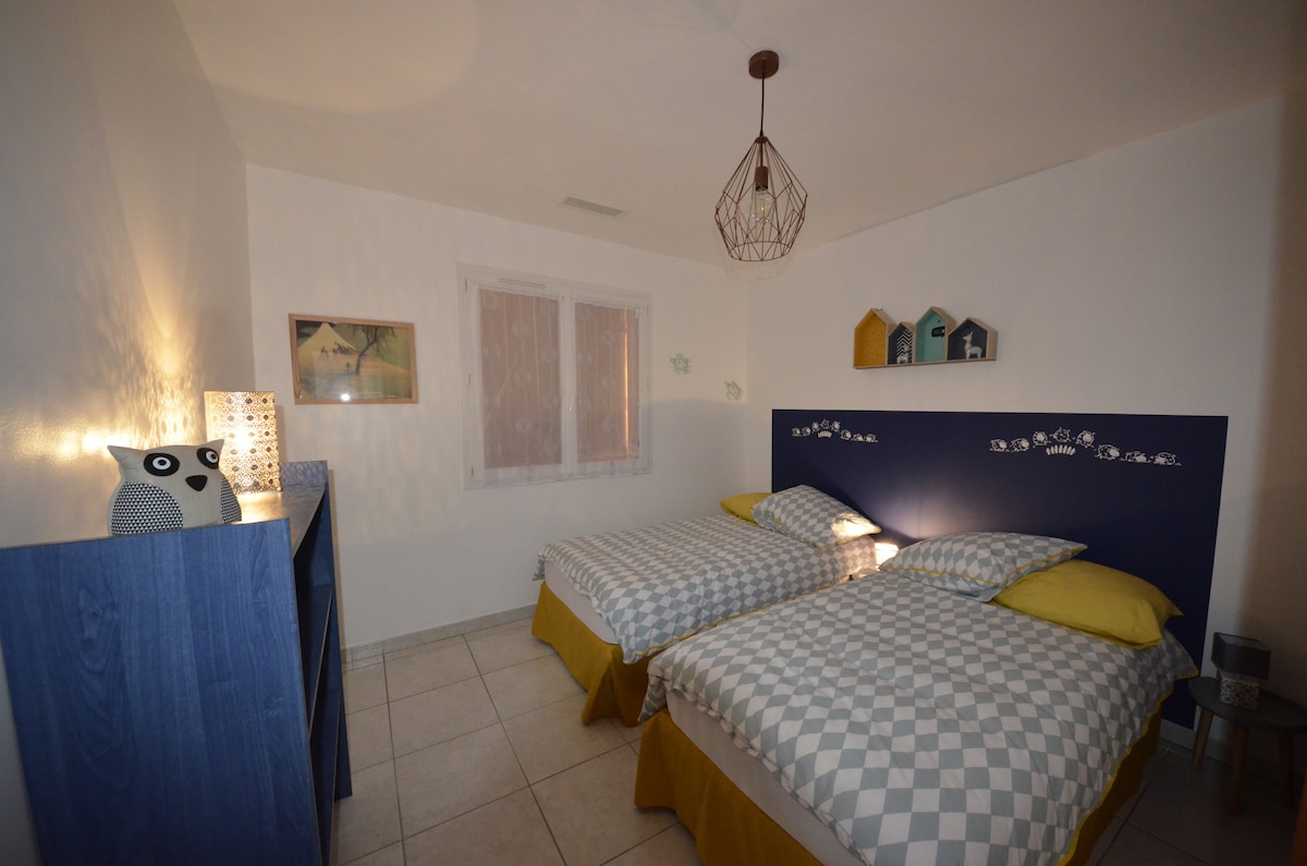 ห้องนอน 5 เตียง 2 เตียงในตู้ติดผนังขนาดใหญ่ 90 ซม.