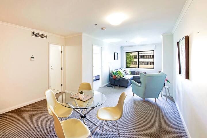 Central, Cosy and Spacious with  Pool, Gym & BBQ!