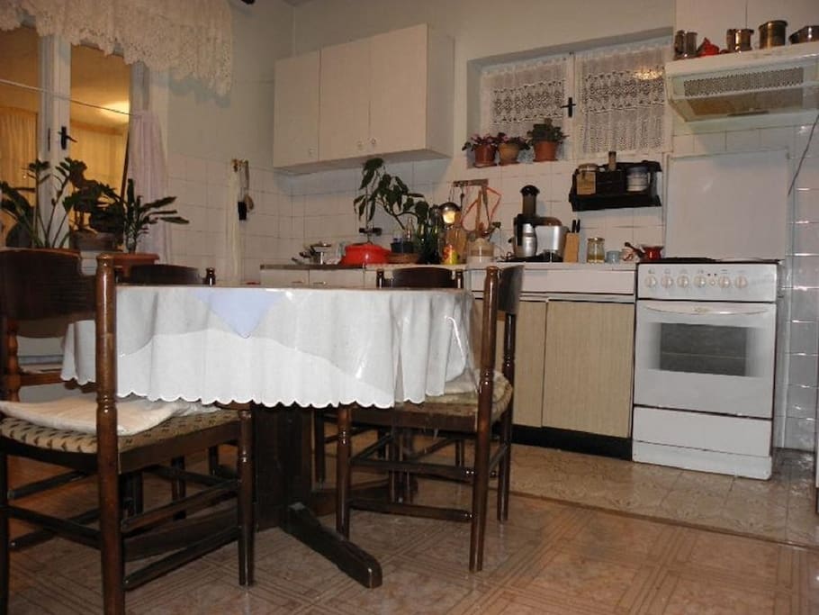 H(6): kitchen and dining room