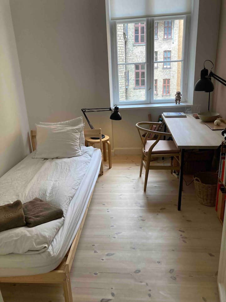Bedroom with single bed