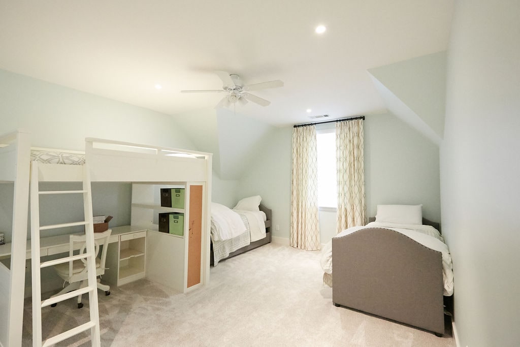 Táto útulná spálňa na poschodí má 2 samostatné postele, 2 manželské postele a 1 dvojlôžkovú poschodovú posteľ. (Hostia musia vyrobiť trundles, pretože sa nezmestia pod postele, keď sú vyrobené - posteľná bielizeň je k dispozícii v skrini). Pripojenie zdieľalo kúpeľňu so svojimi hosťami.