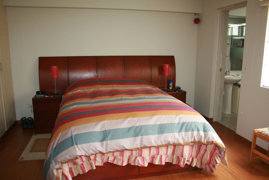 amplio dormitorio con baño incorporado.