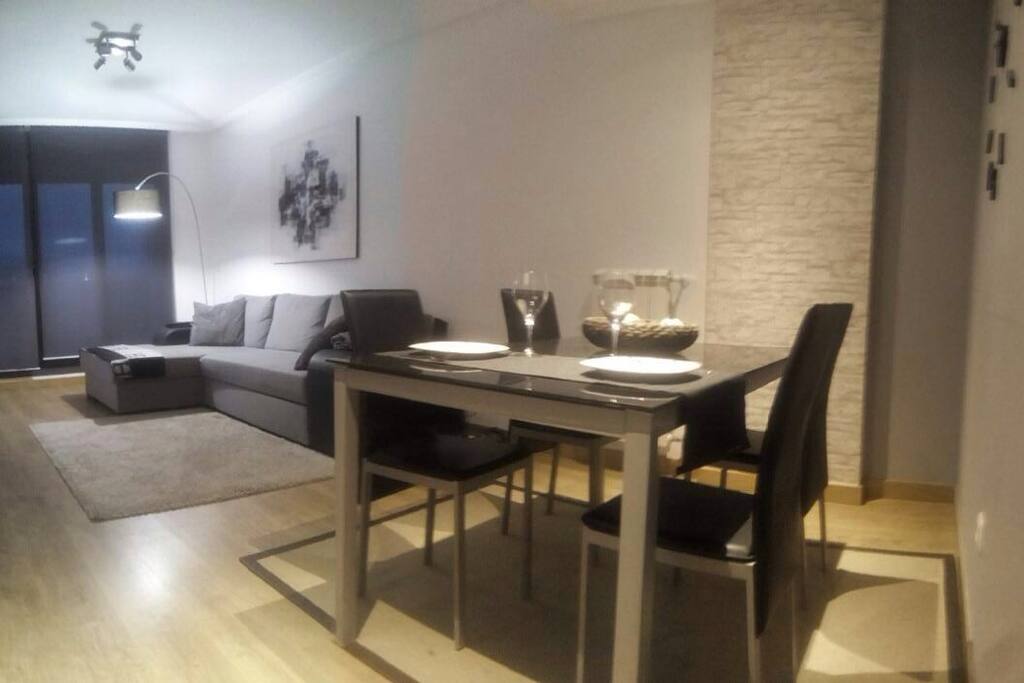 Salón comedor con iluminación nocturna