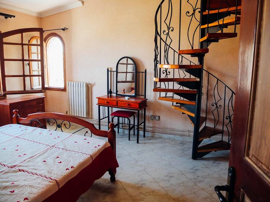 CHAMBRE AVEC BUREAU