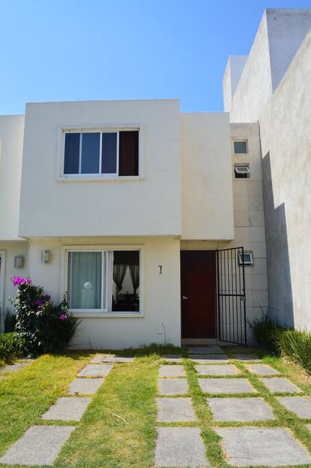 Vista frontal de la casa.