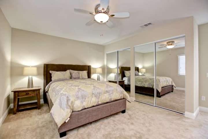 חדר הנופש הראשי מציע מיטת קווין פלטפורמה.