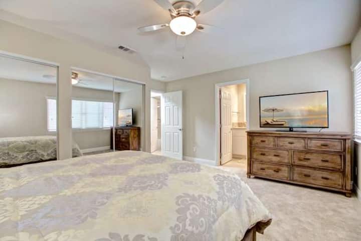 תוכלו לצפות בטלוויזיה או לנוח בחדר השינה הראשי הצמוד הזה.