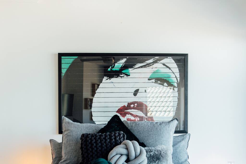 LUXURY LAKE VIEW SUITE