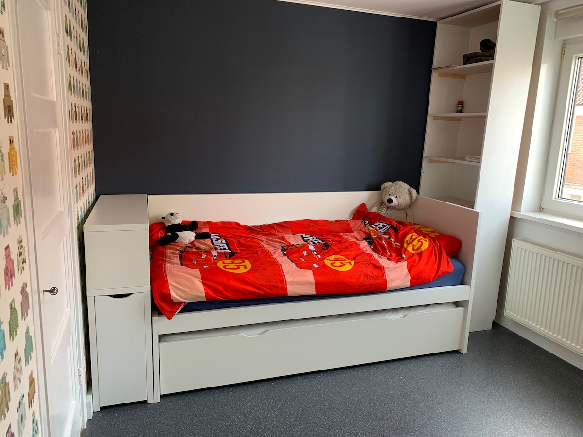 ห้องนอนที่มี 2 เตียงแยกเป็นสัดส่วน เตียงทั้งคู่ขนาด 90x200 มู่ลี่สำหรับนอน