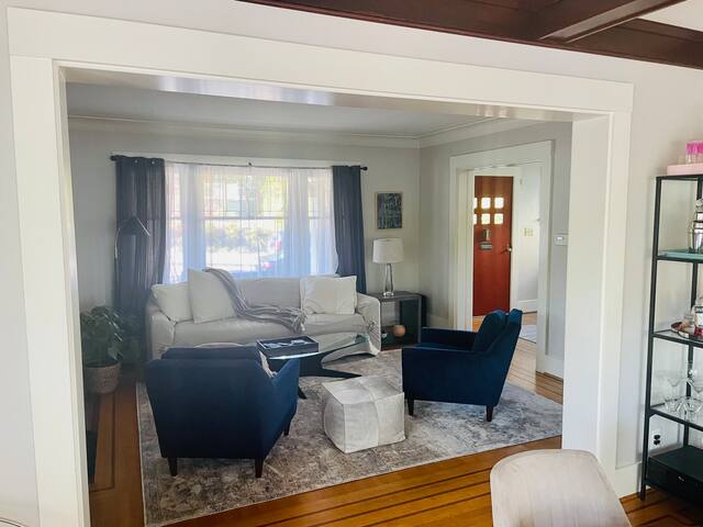 Queen Anne entire home Urban oasis-walkable, safe gallery image 5