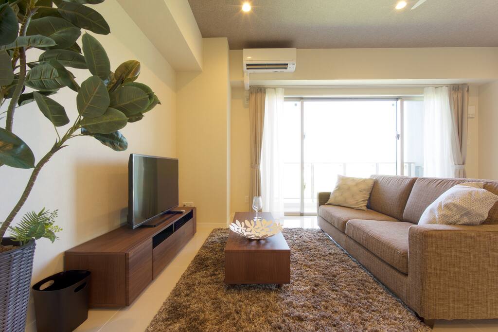 Living Room リビングルーム
ソファーでは、ゆったりと横になってくつろげます。エアコンで、いつでも快適です。
