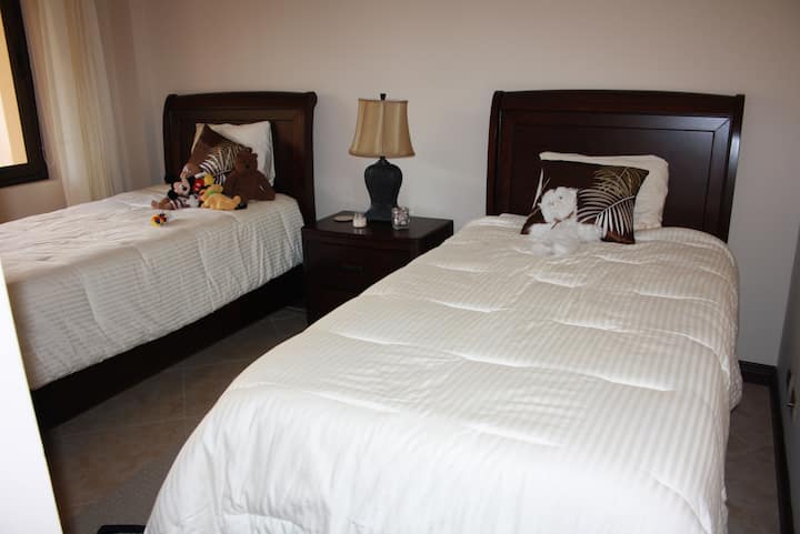 غرفة ثالثة ( سريران فرديان )