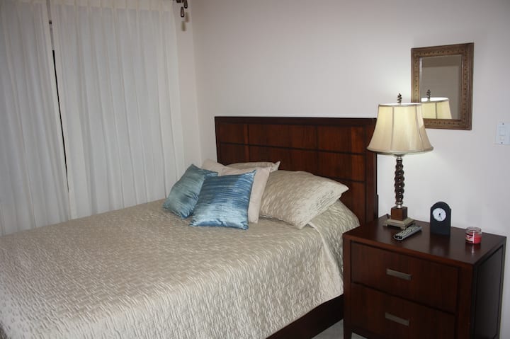 الغرفة الثانية ( سرير بحجم كبير )