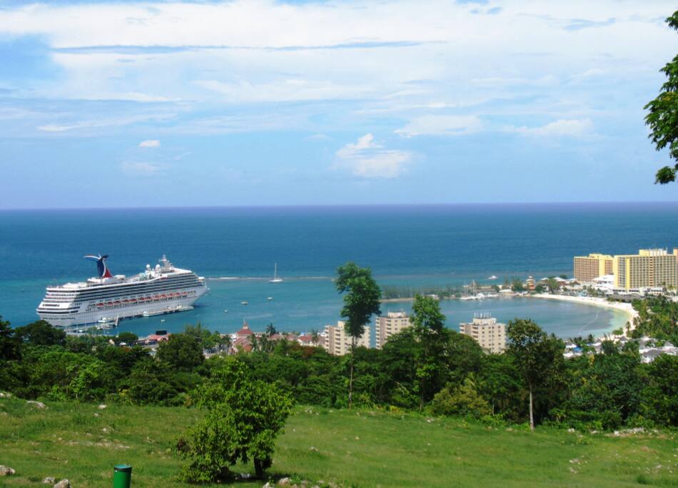 The photo gives guest the fantastic view of the Caribbean ocean . This is the breath taking view from your balcony.