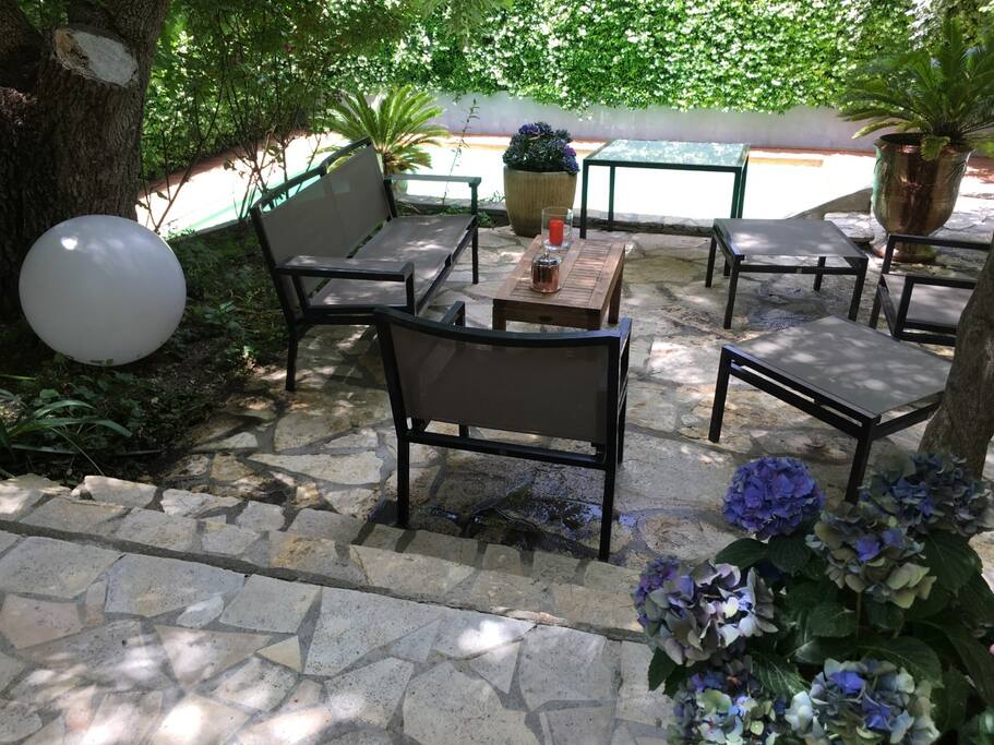 coin salon donnant sur piscine
