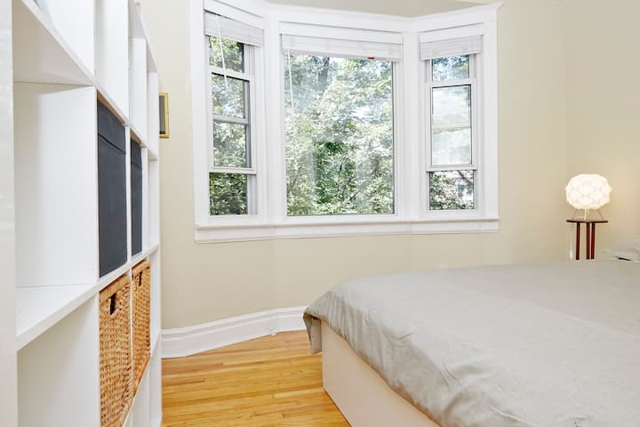 Удобен голям шкаф за съхранение на стени с организиране на кошчета.