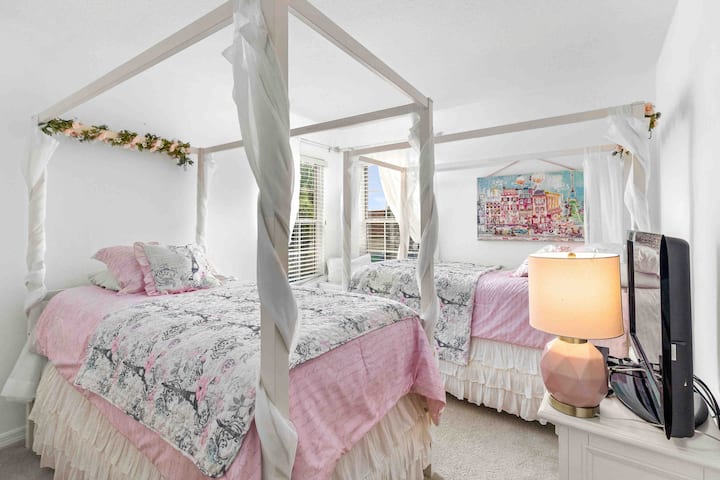 Спална соба 4 Двокреветна тематика со кревети со балдахин.