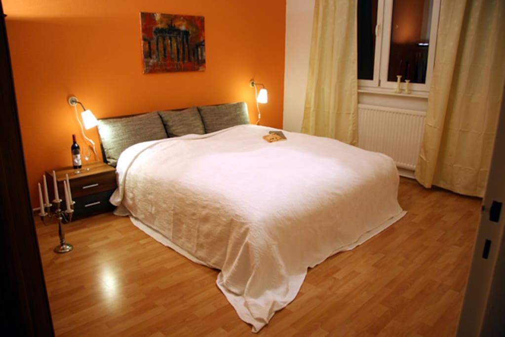 Schlafzimmer 1 mit Platz für 2 zusätzliche Beistellbetten auf Wunsch möglich.