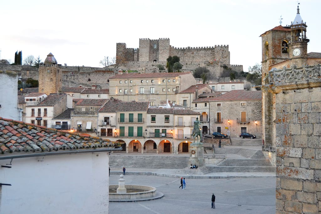 Vistas de la Plaza mayor de Trujillo según sales del apartamento.