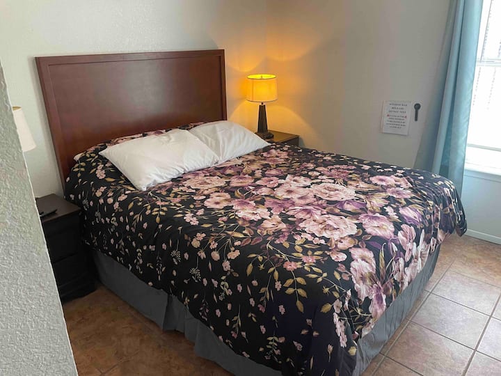 غرفة النوم الثالثة - سرير بحجم وسط