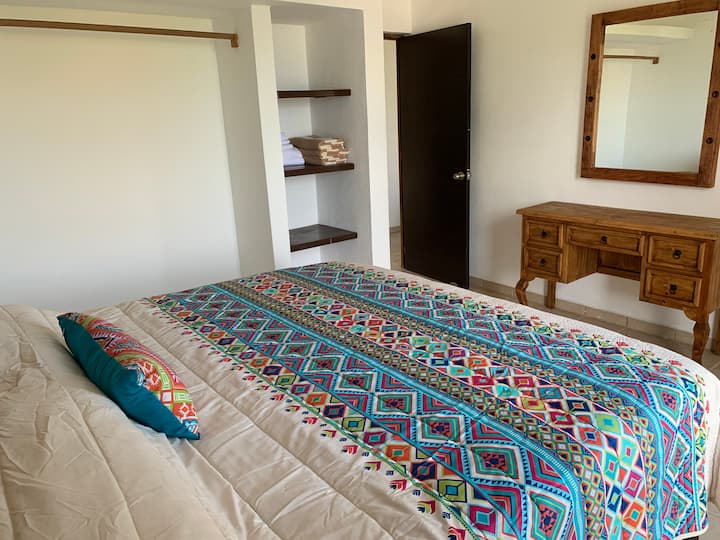 1号卧室XL床和带镜子的Tocador。