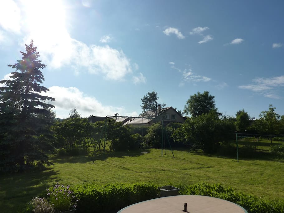 Terrasse et verdure.