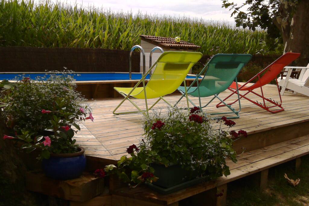 Sur la terrasse de la piscine