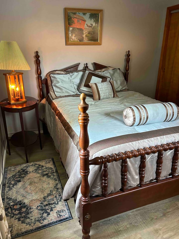 Double bed. This bedroom also has blackout shades. 